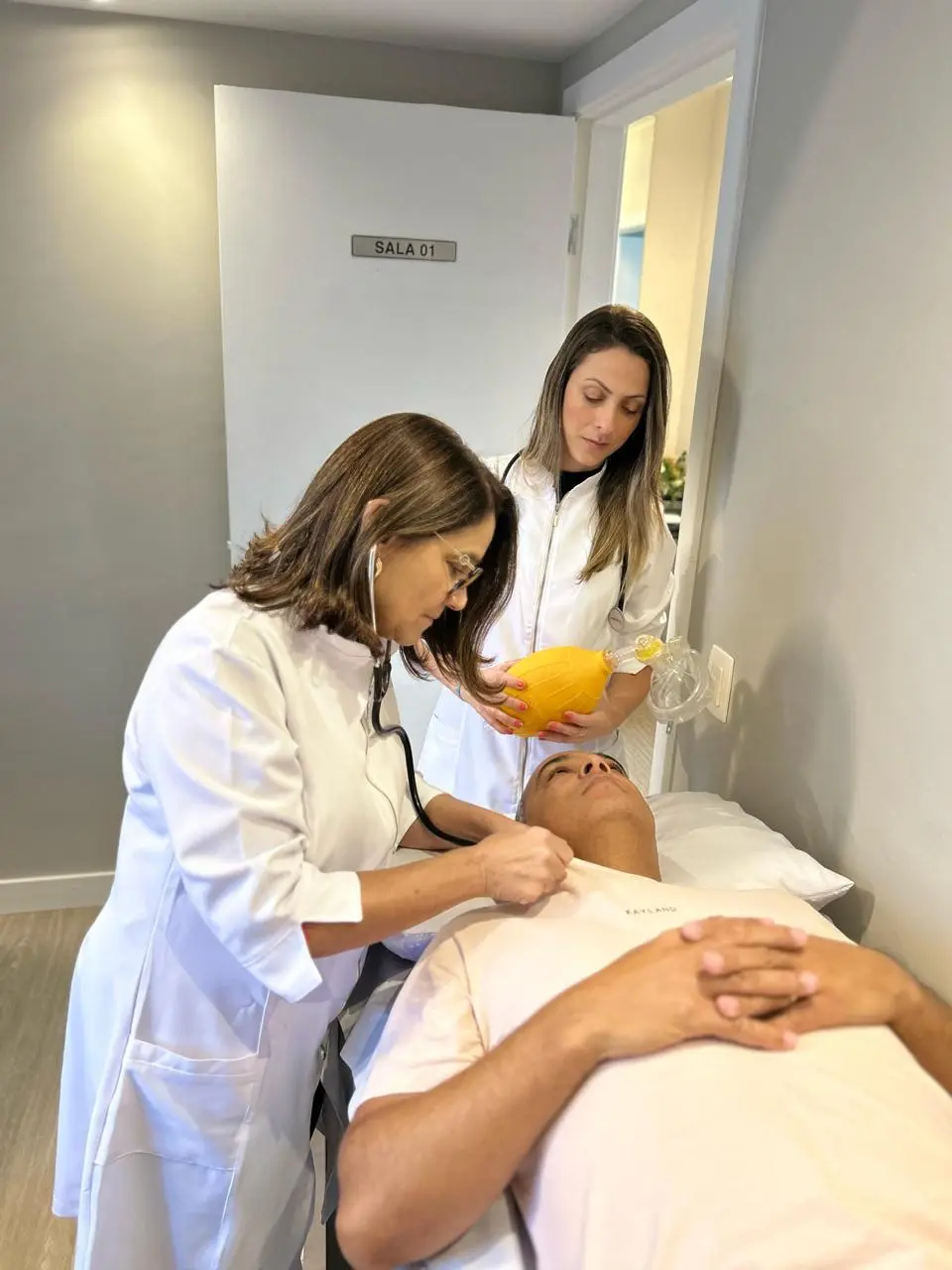 Rita Guedes e Renata Isensee em atendimento respiratório a paciente neuromuscular